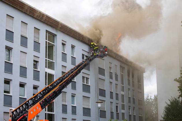 Wohnungsbrand greift auf Dachstuhl über Dach auf 60 mal 10 Metern in Vollbrand Am 08.07.2026 kam es in Frankfurt-Schwanheim gegen 15:50 Uhr zu einem Wohnungsbrand im dritten Obergeschoss eines Mehrfamilienhauses, der noch vor Eintreffen der Feuerwehr auf den Dachstuhl übergriff. Die Berufsfeuerwehr und die Freiwillige Feuerwehr Frankfurt bekämpften den Dachbrand auf einer Fläche von 60 mal 10 Metern mit acht Rohren vom Boden sowie über vier Drehleitern. Aufgrund der Thermik zog der Rauch nicht ab, sondern breitete sich über umliegende Straßen aus, weshalb die Polizei per Lautsprecher zum Schließen von Fenstern und Türen aufrief und zusätzlich über Medien gewarnt wurde. Die Brandwohnung brannte komplett aus und ist nicht mehr