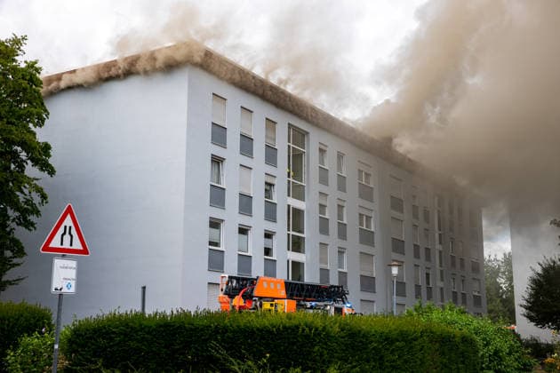 Wohnungsbrand greift auf Dachstuhl über Dach auf 60 mal 10 Metern in Vollbrand Am 08.07.2026 kam es in Frankfurt-Schwanheim gegen 15:50 Uhr zu einem Wohnungsbrand im dritten Obergeschoss eines Mehrfamilienhauses, der noch vor Eintreffen der Feuerwehr auf den Dachstuhl übergriff. Die Berufsfeuerwehr und die Freiwillige Feuerwehr Frankfurt bekämpften den Dachbrand auf einer Fläche von 60 mal 10 Metern mit acht Rohren vom Boden sowie über vier Drehleitern. Aufgrund der Thermik zog der Rauch nicht ab, sondern breitete sich über umliegende Straßen aus, weshalb die Polizei per Lautsprecher zum Schließen von Fenstern und Türen aufrief und zusätzlich über Medien gewarnt wurde. Die Brandwohnung brannte komplett aus und ist nicht mehr