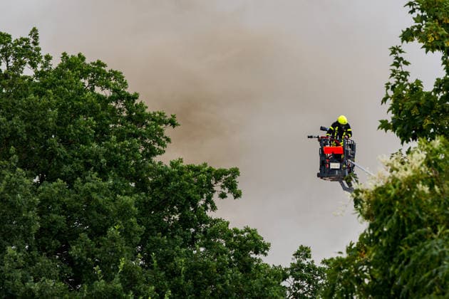Wohnungsbrand greift auf Dachstuhl über Dach auf 60 mal 10 Metern in Vollbrand Am 08.07.2026 kam es in Frankfurt-Schwanheim gegen 15:50 Uhr zu einem Wohnungsbrand im dritten Obergeschoss eines Mehrfamilienhauses, der noch vor Eintreffen der Feuerwehr auf den Dachstuhl übergriff. Die Berufsfeuerwehr und die Freiwillige Feuerwehr Frankfurt bekämpften den Dachbrand auf einer Fläche von 60 mal 10 Metern mit acht Rohren vom Boden sowie über vier Drehleitern. Aufgrund der Thermik zog der Rauch nicht ab, sondern breitete sich über umliegende Straßen aus, weshalb die Polizei per Lautsprecher zum Schließen von Fenstern und Türen aufrief und zusätzlich über Medien gewarnt wurde. Die Brandwohnung brannte komplett aus und ist nicht mehr