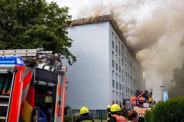 Wohnungsbrand greift auf Dachstuhl über Dach auf 60 mal 10 Metern in Vollbrand Am 08.07.2026 kam es in Frankfurt-Schwanheim gegen 15:50 Uhr zu einem Wohnungsbrand im dritten Obergeschoss eines Mehrfamilienhauses, der noch vor Eintreffen der Feuerwehr auf den Dachstuhl übergriff. Die Berufsfeuerwehr und die Freiwillige Feuerwehr Frankfurt bekämpften den Dachbrand auf einer Fläche von 60 mal 10 Metern mit acht Rohren vom Boden sowie über vier Drehleitern. Aufgrund der Thermik zog der Rauch nicht ab, sondern breitete sich über umliegende Straßen aus, weshalb die Polizei per Lautsprecher zum Schließen von Fenstern und Türen aufrief und zusätzlich über Medien gewarnt wurde. Die Brandwohnung brannte komplett aus und ist nicht mehr