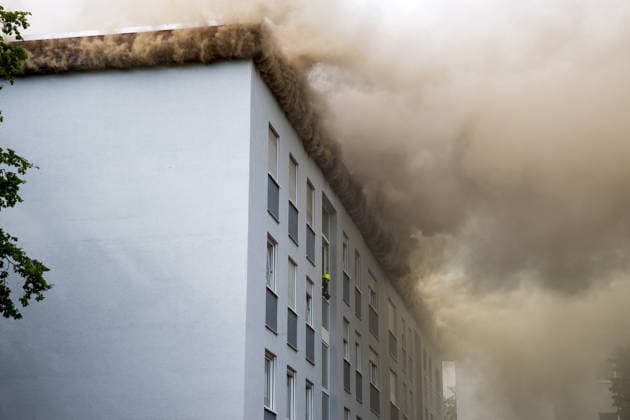 Wohnungsbrand greift auf Dachstuhl über Dach auf 60 mal 10 Metern in Vollbrand Am 08.07.2026 kam es in Frankfurt-Schwanheim gegen 15:50 Uhr zu einem Wohnungsbrand im dritten Obergeschoss eines Mehrfamilienhauses, der noch vor Eintreffen der Feuerwehr auf den Dachstuhl übergriff. Die Berufsfeuerwehr und die Freiwillige Feuerwehr Frankfurt bekämpften den Dachbrand auf einer Fläche von 60 mal 10 Metern mit acht Rohren vom Boden sowie über vier Drehleitern. Aufgrund der Thermik zog der Rauch nicht ab, sondern breitete sich über umliegende Straßen aus, weshalb die Polizei per Lautsprecher zum Schließen von Fenstern und Türen aufrief und zusätzlich über Medien gewarnt wurde. Die Brandwohnung brannte komplett aus und ist nicht mehr