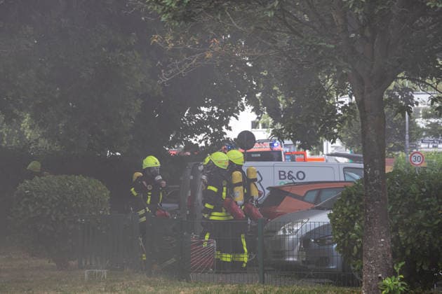 Wohnungsbrand greift auf Dachstuhl über Dach auf 60 mal 10 Metern in Vollbrand Am 08.07.2026 kam es in Frankfurt-Schwanheim gegen 15:50 Uhr zu einem Wohnungsbrand im dritten Obergeschoss eines Mehrfamilienhauses, der noch vor Eintreffen der Feuerwehr auf den Dachstuhl übergriff. Die Berufsfeuerwehr und die Freiwillige Feuerwehr Frankfurt bekämpften den Dachbrand auf einer Fläche von 60 mal 10 Metern mit acht Rohren vom Boden sowie über vier Drehleitern. Aufgrund der Thermik zog der Rauch nicht ab, sondern breitete sich über umliegende Straßen aus, weshalb die Polizei per Lautsprecher zum Schließen von Fenstern und Türen aufrief und zusätzlich über Medien gewarnt wurde. Die Brandwohnung brannte komplett aus und ist nicht mehr
