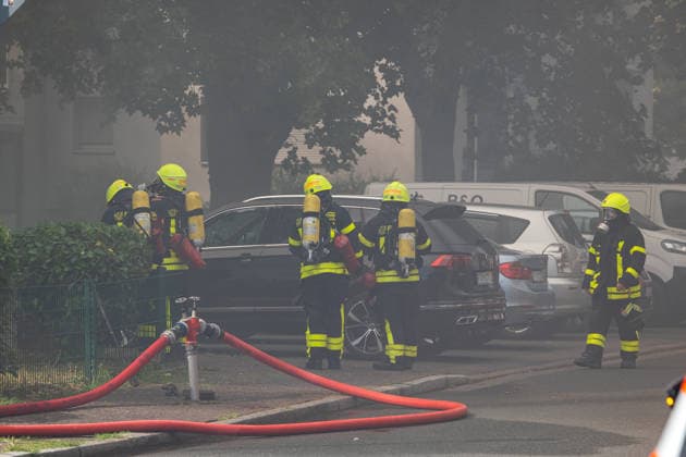 Wohnungsbrand greift auf Dachstuhl über Dach auf 60 mal 10 Metern in Vollbrand Am 08.07.2026 kam es in Frankfurt-Schwanheim gegen 15:50 Uhr zu einem Wohnungsbrand im dritten Obergeschoss eines Mehrfamilienhauses, der noch vor Eintreffen der Feuerwehr auf den Dachstuhl übergriff. Die Berufsfeuerwehr und die Freiwillige Feuerwehr Frankfurt bekämpften den Dachbrand auf einer Fläche von 60 mal 10 Metern mit acht Rohren vom Boden sowie über vier Drehleitern. Aufgrund der Thermik zog der Rauch nicht ab, sondern breitete sich über umliegende Straßen aus, weshalb die Polizei per Lautsprecher zum Schließen von Fenstern und Türen aufrief und zusätzlich über Medien gewarnt wurde. Die Brandwohnung brannte komplett aus und ist nicht mehr