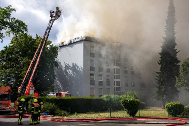 Wohnungsbrand greift auf Dachstuhl über Dach auf 60 mal 10 Metern in Vollbrand Am 08.07.2026 kam es in Frankfurt-Schwanheim gegen 15:50 Uhr zu einem Wohnungsbrand im dritten Obergeschoss eines Mehrfamilienhauses, der noch vor Eintreffen der Feuerwehr auf den Dachstuhl übergriff. Die Berufsfeuerwehr und die Freiwillige Feuerwehr Frankfurt bekämpften den Dachbrand auf einer Fläche von 60 mal 10 Metern mit acht Rohren vom Boden sowie über vier Drehleitern. Aufgrund der Thermik zog der Rauch nicht ab, sondern breitete sich über umliegende Straßen aus, weshalb die Polizei per Lautsprecher zum Schließen von Fenstern und Türen aufrief und zusätzlich über Medien gewarnt wurde. Die Brandwohnung brannte komplett aus und ist nicht mehr