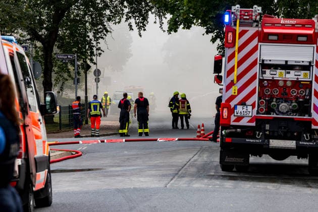 Wohnungsbrand greift auf Dachstuhl über Dach auf 60 mal 10 Metern in Vollbrand Am 08.07.2026 kam es in Frankfurt-Schwanheim gegen 15:50 Uhr zu einem Wohnungsbrand im dritten Obergeschoss eines Mehrfamilienhauses, der noch vor Eintreffen der Feuerwehr auf den Dachstuhl übergriff. Die Berufsfeuerwehr und die Freiwillige Feuerwehr Frankfurt bekämpften den Dachbrand auf einer Fläche von 60 mal 10 Metern mit acht Rohren vom Boden sowie über vier Drehleitern. Aufgrund der Thermik zog der Rauch nicht ab, sondern breitete sich über umliegende Straßen aus, weshalb die Polizei per Lautsprecher zum Schließen von Fenstern und Türen aufrief und zusätzlich über Medien gewarnt wurde. Die Brandwohnung brannte komplett aus und ist nicht mehr