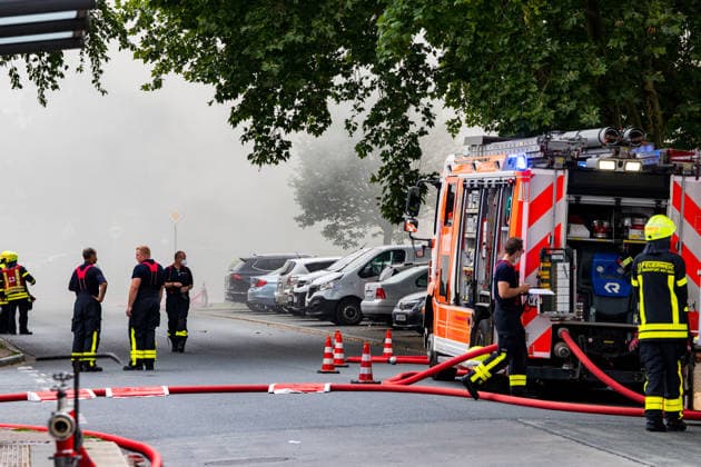 Wohnungsbrand greift auf Dachstuhl über Dach auf 60 mal 10 Metern in Vollbrand Am 08.07.2026 kam es in Frankfurt-Schwanheim gegen 15:50 Uhr zu einem Wohnungsbrand im dritten Obergeschoss eines Mehrfamilienhauses, der noch vor Eintreffen der Feuerwehr auf den Dachstuhl übergriff. Die Berufsfeuerwehr und die Freiwillige Feuerwehr Frankfurt bekämpften den Dachbrand auf einer Fläche von 60 mal 10 Metern mit acht Rohren vom Boden sowie über vier Drehleitern. Aufgrund der Thermik zog der Rauch nicht ab, sondern breitete sich über umliegende Straßen aus, weshalb die Polizei per Lautsprecher zum Schließen von Fenstern und Türen aufrief und zusätzlich über Medien gewarnt wurde. Die Brandwohnung brannte komplett aus und ist nicht mehr