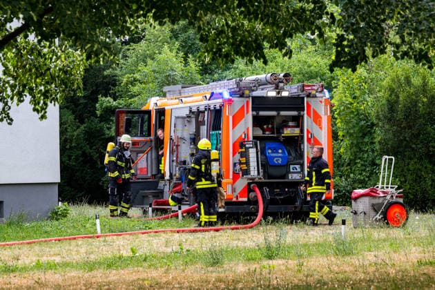 Wohnungsbrand greift auf Dachstuhl über Dach auf 60 mal 10 Metern in Vollbrand Am 08.07.2026 kam es in Frankfurt-Schwanheim gegen 15:50 Uhr zu einem Wohnungsbrand im dritten Obergeschoss eines Mehrfamilienhauses, der noch vor Eintreffen der Feuerwehr auf den Dachstuhl übergriff. Die Berufsfeuerwehr und die Freiwillige Feuerwehr Frankfurt bekämpften den Dachbrand auf einer Fläche von 60 mal 10 Metern mit acht Rohren vom Boden sowie über vier Drehleitern. Aufgrund der Thermik zog der Rauch nicht ab, sondern breitete sich über umliegende Straßen aus, weshalb die Polizei per Lautsprecher zum Schließen von Fenstern und Türen aufrief und zusätzlich über Medien gewarnt wurde. Die Brandwohnung brannte komplett aus und ist nicht mehr