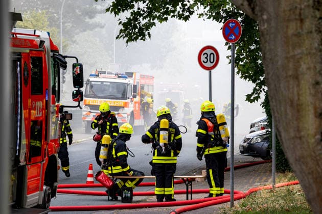 Wohnungsbrand greift auf Dachstuhl über Dach auf 60 mal 10 Metern in Vollbrand Am 08.07.2026 kam es in Frankfurt-Schwanheim gegen 15:50 Uhr zu einem Wohnungsbrand im dritten Obergeschoss eines Mehrfamilienhauses, der noch vor Eintreffen der Feuerwehr auf den Dachstuhl übergriff. Die Berufsfeuerwehr und die Freiwillige Feuerwehr Frankfurt bekämpften den Dachbrand auf einer Fläche von 60 mal 10 Metern mit acht Rohren vom Boden sowie über vier Drehleitern. Aufgrund der Thermik zog der Rauch nicht ab, sondern breitete sich über umliegende Straßen aus, weshalb die Polizei per Lautsprecher zum Schließen von Fenstern und Türen aufrief und zusätzlich über Medien gewarnt wurde. Die Brandwohnung brannte komplett aus und ist nicht mehr