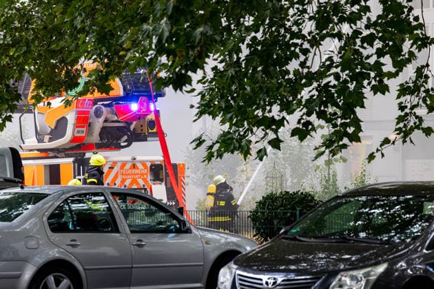 Wohnungsbrand greift auf Dachstuhl über Dach auf 60 mal 10 Metern in Vollbrand Am 08.07.2026 kam es in Frankfurt-Schwanheim gegen 15:50 Uhr zu einem Wohnungsbrand im dritten Obergeschoss eines Mehrfamilienhauses, der noch vor Eintreffen der Feuerwehr auf den Dachstuhl übergriff. Die Berufsfeuerwehr und die Freiwillige Feuerwehr Frankfurt bekämpften den Dachbrand auf einer Fläche von 60 mal 10 Metern mit acht Rohren vom Boden sowie über vier Drehleitern. Aufgrund der Thermik zog der Rauch nicht ab, sondern breitete sich über umliegende Straßen aus, weshalb die Polizei per Lautsprecher zum Schließen von Fenstern und Türen aufrief und zusätzlich über Medien gewarnt wurde. Die Brandwohnung brannte komplett aus und ist nicht mehr