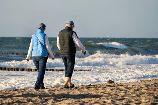 20260708 Strandidylle an der Ostsee bei Börgerenede-Rethwisch, einer Gemeinde im Landkreis Rostock in Mecklenburg-Vorpommern. Touristen und Urlauber flannieren am Strand, sitzen in Campingstühlen, bauen Sandburgen und suchen Bernstein. Sogar Kitesurfer gehen bei dem Wellengang auf dem Wasser ihrem Sport nach. Börgerende-Rethwisch Mecklenburg-Vorpommern Deutschland *** 20260708 A picturesque beach scene on the Baltic Sea near Börgerende Rethwisch, a municipality in the Rostock district of Mecklenburg-Western Pomerania. Tourists and vacationers stroll along the beach, sitting in camping chairs, building sandcastles, and searching for amber. Even kitesurfers are enjoying their sport on the water amid the waves. Börgerende Rethwisch, Mec