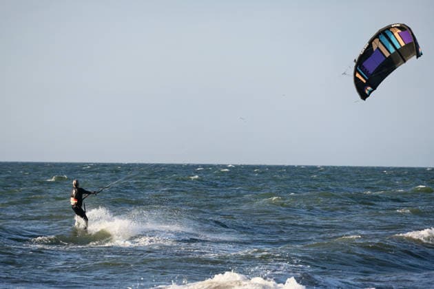 20260708 Strandidylle an der Ostsee bei Börgerenede-Rethwisch, einer Gemeinde im Landkreis Rostock in Mecklenburg-Vorpommern. Touristen und Urlauber flannieren am Strand, sitzen in Campingstühlen, bauen Sandburgen und suchen Bernstein. Sogar Kitesurfer gehen bei dem Wellengang auf dem Wasser ihrem Sport nach. Börgerende-Rethwisch Mecklenburg-Vorpommern Deutschland *** 20260708 A picturesque beach scene on the Baltic Sea near Börgerende Rethwisch, a municipality in the Rostock district of Mecklenburg-Western Pomerania. Tourists and vacationers stroll along the beach, sitting in camping chairs, building sandcastles, and searching for amber. Even kitesurfers are enjoying their sport on the water amid the waves. Börgerende Rethwisch, Mec