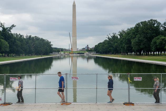 July 8, 2026, Washington, Dc, United States: Crews are still removing fireworks debris from the Lincoln Memorial Reflecting Pool in Washington, D.C. on July 8, 2026. The pool is currently being drained in preparation for repairs following an early renovation this year. Washington United States - ZUMAl312 20260708_znp_l312_011 Copyright: xAndrewxLeydenx