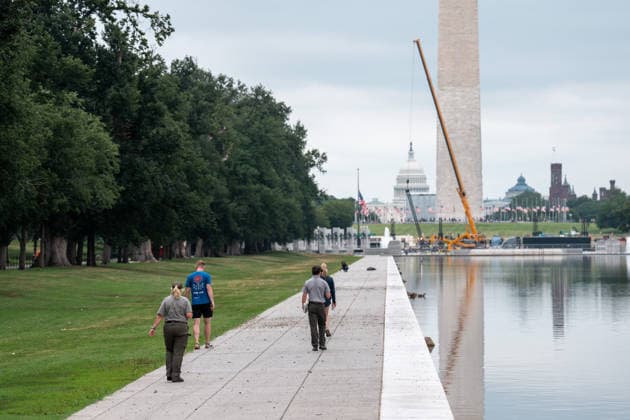 July 8, 2026, Washington, Dc, United States: Crews are still removing fireworks debris from the Lincoln Memorial Reflecting Pool in Washington, D.C. on July 8, 2026. The pool is currently being drained in preparation for repairs following an early renovation this year. Washington United States - ZUMAl312 20260708_znp_l312_012 Copyright: xAndrewxLeydenx