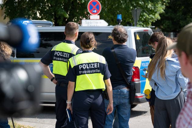 GER, Bayern, Schongau, Amoklauf, Welfen Gymnasium, Schongau, Juli 8, 2026, v.l.: Pressestelle, Polizei, wartet auf anweisungen der fuehrung, neben Pressevertretern, Antenne Bayern *** Germany, Bavaria, Schongau, shooting spree, Welfen Gymnasium, Schongau, July 8, 2026, from left: press office, police, awaiting instructions from command, next to members of the press, Antenne Bayern Copyright: HMB-Media MichaelxNibel
