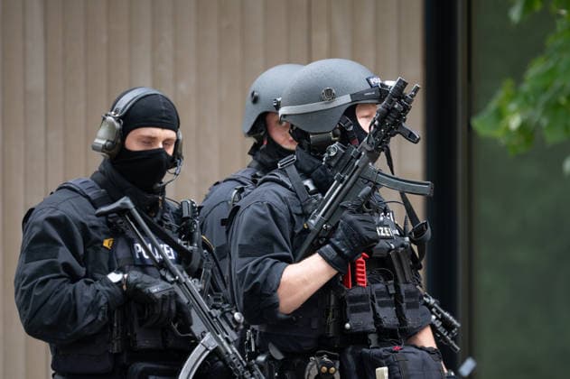 GER, Bayern, Schongau, Amoklauf, Welfen Gymnasium, Schongau, Juli 8, 2026, v.l.: Einsatzkraefte USK mit Maschinenpistolen ruecken vor, Sondereinsatz, Unterstuetzung, kommando, unterstuetzungskommando der Polizei *** GER, Bavaria, Schongau, shooting spree, Welfen Gymnasium, Schongau, July 8, 2026, from left: USK task force advancing with submachine guns, special operations, support, command, police support unit Copyright: HMB-Media MichaelxNibel