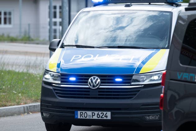 GER, Bayern, Schongau, Amoklauf, Welfen Gymnasium, Schongau, Juli 8, 2026, v.l.: Streifenwagen, VW, Volkswagen, im Eisatz, blauicht, Sirene *** GER, Bavaria, Schongau, shooting spree, Welfen Gymnasium, Schongau, July 8, 2026, from left: patrol car, VW, Volkswagen, on the scene, blue lights, siren Copyright: HMB-Media MichaelxNibel