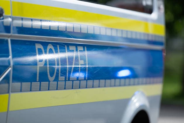 GER, Bayern, Schongau, Amoklauf, Welfen Gymnasium, Schongau, Juli 8, 2026, v.l.: Streifenwagen, VW, Volkswagen, im Eisatz, blauicht, Sirene *** GER, Bavaria, Schongau, shooting spree, Welfen Gymnasium, Schongau, July 8, 2026, from left: patrol car, VW, Volkswagen, on the scene, blue lights, siren Copyright: HMB-Media MichaelxNibel