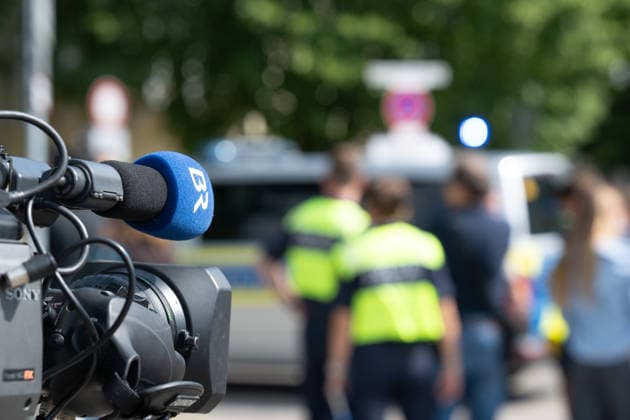 GER, Bayern, Schongau, Amoklauf, Welfen Gymnasium, Schongau, Juli 8, 2026, v.l.: Bayerischer Rundfunk, Kamera, Pressestelle, Polizei, warten auf Pressekonferenz *** GER, Bavaria, Schongau, shooting spree, Welfen Gymnasium, Schongau, July 8, 2026, from left: Bayerischer Rundfunk, camera, press office, police, waiting for a press conference Copyright: HMB-Media MichaelxNibel