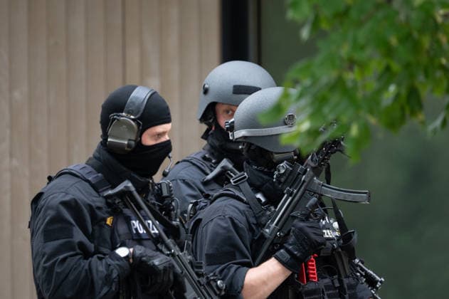 GER, Bayern, Schongau, Amoklauf, Welfen Gymnasium, Schongau, Juli 8, 2026, v.l.: Einsatzkraefte USK mit Maschinenpistolen ruecken vor, Sondereinsatz, Unterstuetzung, kommando, unterstuetzungskommando der Polizei *** GER, Bavaria, Schongau, shooting spree, Welfen Gymnasium, Schongau, July 8, 2026, from left: USK task force advancing with submachine guns, special operations, support, command, police support unit Copyright: HMB-Media MichaelxNibel