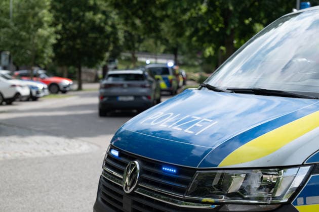 GER, Bayern, Schongau, Amoklauf, Welfen Gymnasium, Schongau, Juli 8, 2026, v.l.: Streifenwagen, VW, Volkswagen, im Eisatz, blauicht, Sirene *** GER, Bavaria, Schongau, shooting spree, Welfen Gymnasium, Schongau, July 8, 2026, from left: patrol car, VW, Volkswagen, on the scene, blue lights, siren Copyright: HMB-Media MichaelxNibel