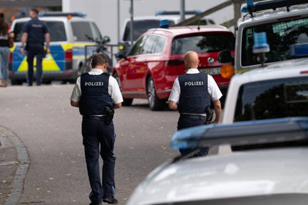 GER, Bayern, Schongau, Amoklauf, Welfen Gymnasium, Schongau, Juli 8, 2026, v.l.: Polizeibeamte naehern sich dem Tatort des Gymnasiums, Polizei, Waffen, Pistolen, Sirenen blaulicht *** GER, Bavaria, Schongau, shooting spree, Welfen Gymnasium, Schongau, July 8, 2026, from left: Police officers approaching the scene of the crime at the high school, police, weapons, pistols, sirens, blue lights Copyright: HMB-Media MichaelxNibel