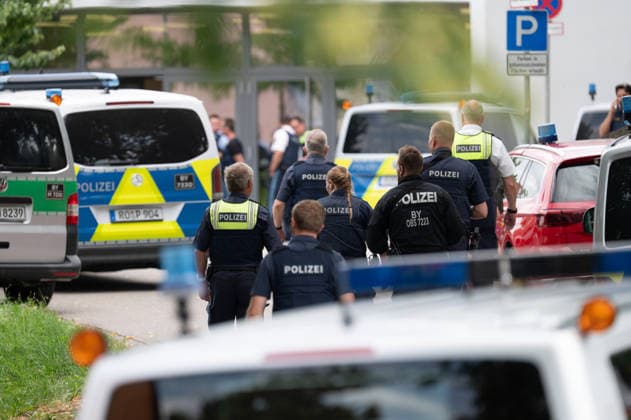 GER, Bayern, Schongau, Amoklauf, Welfen Gymnasium, Schongau, Juli 8, 2026, v.l.: Polizeibeamte naehern sich dem Tatort des Gymnasiums, Polizei, Waffen, Pistolen, Sirenen blaulicht *** GER, Bavaria, Schongau, shooting spree, Welfen Gymnasium, Schongau, July 8, 2026, from left: Police officers approaching the scene of the crime at the high school, police, weapons, pistols, sirens, blue lights Copyright: HMB-Media MichaelxNibel