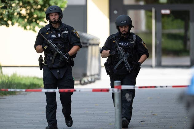 GER, Bayern, Schongau, Amoklauf, Welfen Gymnasium, Schongau, Juli 8, 2026, v.l.: USK, Unterstuetzungskommando, Unterstuetzung, Kommando, Maschinenpistole, im Einsatz, Tatort *** GER, Bavaria, Schongau, shooting spree, Welfen Gymnasium, Schongau, July 8, 2026, from left: USK, Support Unit, support, unit, submachine gun, in action, crime scene Copyright: HMB-Media MichaelxNibel