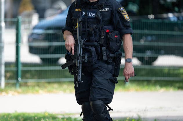 GER, Bayern, Schongau, Amoklauf, Welfen Gymnasium, Schongau, Juli 8, 2026, v.l.: USK, Unterstuetzungskommando, Unterstuetzung, Kommando, Maschinenpistole, im Einsatz, Tatort *** GER, Bavaria, Schongau, shooting spree, Welfen Gymnasium, Schongau, July 8, 2026, from left: USK, Support Unit, support, unit, submachine gun, in action, crime scene Copyright: HMB-Media MichaelxNibel
