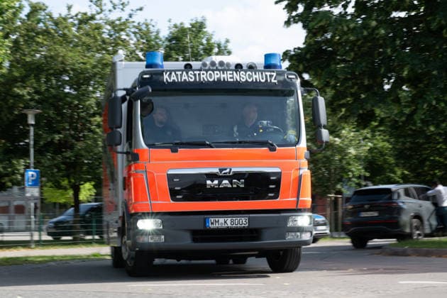 GER, Bayern, Schongau, Amoklauf, Welfen Gymnasium, Schongau, Juli 8, 2026, v.l.:Katastrophenschutz, im Einsatz, Einsatzfahrzeug, verlaesst den Tatort *** GER, Bavaria, Schongau, shooting spree, Welfen Gymnasium, Schongau, July 8, 2026, from left: Emergency Management, on the scene, emergency vehicle, leaving the scene of the crime Copyright: HMB-Media MichaelxNibel
