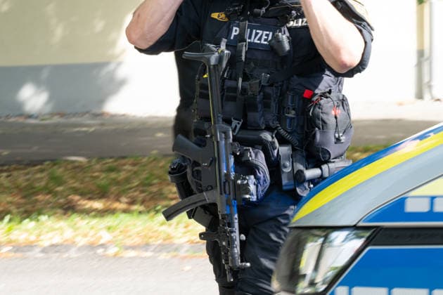 GER, Bayern, Schongau, Amoklauf, Welfen Gymnasium, Schongau, Juli 8, 2026, v.l.: USK, Unterstuetzungskommando, Unterstuetzung, Kommando, Maschinenpistole, im Einsatz, Tatort *** GER, Bavaria, Schongau, shooting spree, Welfen Gymnasium, Schongau, July 8, 2026, from left: USK, Support Unit, support, unit, submachine gun, in action, crime scene Copyright: HMB-Media MichaelxNibel