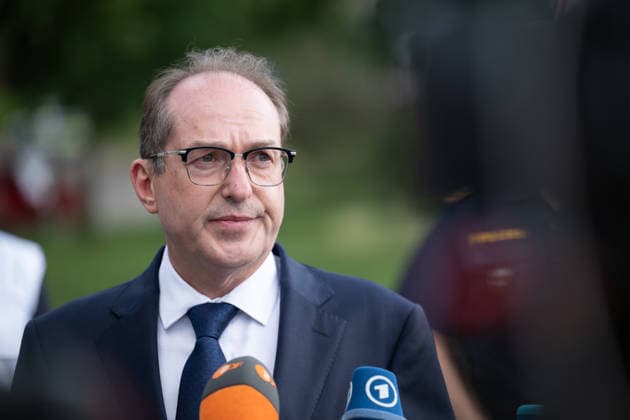 GER, Bayern, Schongau, Amoklauf, Welfen Gymnasium, Schongau, Juli 8, 2026, v.l.: Bundesinnenminister Alexander Dobrindt (CSU), Stellungnahme, Pressekonferenz, nach mutmasslichen Amoklauf, Amoktat am Welfen Gymnasium in Schongau, im Portrait, Einzelbild, Freisteller, portrait, headshot, single image, cutout *** GER, Bavaria, Schongau, shooting spree, Welfen Gymnasium, Schongau, July 8, 2026, from left: Federal Interior Minister Alexander Dobrindt (CSU), statement, press conference, following an alleged shooting spree, shooting at Welfen Gymnasium in Schongau, portrait, single image, cutout, portrait, headshot, single image, cutout Copyright: HMB-Media MichaelxNibel