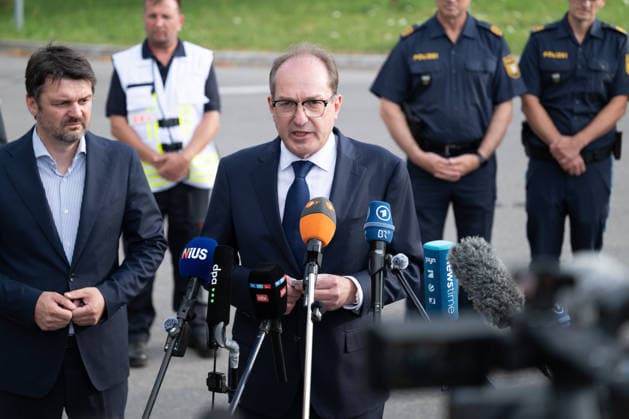 GER, Bayern, Schongau, Amoklauf, Welfen Gymnasium, Schongau, Juli 8, 2026, v.l.: Landrat Johann Bertl (CSU), Bundesinnenminister Alexander Dobrindt (CSU), Stellungnahme, Pressekonferenz, nach mutmasslichen Amoklauf, Amoktat am Welfen Gymnasium in Schongau *** GER, Bavaria, Schongau, shooting spree, Welfen Gymnasium, Schongau, July 8, 2026, from left: District Administrator Johann Bertl (CSU), Federal Minister of the Interior Alexander Dobrindt (CSU), statement, press conference, following a suspected shooting spree at Welfen Gymnasium in Schongau Copyright: HMB-Media MichaelxNibel