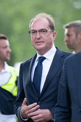 GER, Bayern, Schongau, Amoklauf, Welfen Gymnasium, Schongau, Juli 8, 2026, v.l.: Bundesinnenminister Alexander Dobrindt (CSU), Stellungnahme, Pressekonferenz, nach mutmasslichen Amoklauf, Amoktat am Welfen Gymnasium in Schongau, im Portrait, Einzelbild, Freisteller, portrait, headshot, single image, cutout *** GER, Bavaria, Schongau, shooting spree, Welfen Gymnasium, Schongau, July 8, 2026, from left: Federal Interior Minister Alexander Dobrindt (CSU), statement, press conference, following an alleged shooting spree at Welfen Gymnasium in Schongau, portrait, single image, cutout, portrait, headshot, single image, cutout Copyright: HMB-Media MichaelxNibel