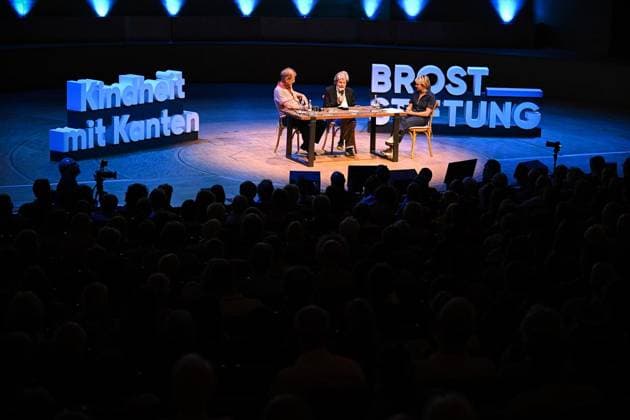 Reinhold Messner und Sönke Wortmann in der Philharmonie Essen ** NUR FÜR REDAKTIONELLE ZWECKE ** EDITORIAL USE ONLY **<p>Sönke Wortmann (l.) und Reinhold Messner im Rahmen der Gesprächsveranstaltung der Brost-Stiftung Kindheit mit Kanten - Wie Herkunft Neugier nährt in der Philharmonie Essen, am 08.07.2026 in Essen. Reinhold Messner und Sönke Wortmann sprechen über ihre Kindheit. Der Abend wurde von Sabine Heinrich moderiert. Deutschland NRW Essen Copyright: SocratesxTassos *** Reinhold Messner and Sönke Wortmann at the Philharmonie Essen ** FOR EDITORIAL USE ONLY ** EDITORIAL USE ONLY ** p Sönke Wortmann l and Reinhold Messner as part of the Brost Foundation’s discussion event Childhood with Edges: How Background Fuels Curiosity Copyright: SocratesxTassos doc86mtckq890718ly0h1zlg ,EDITORIAL USE ONLY