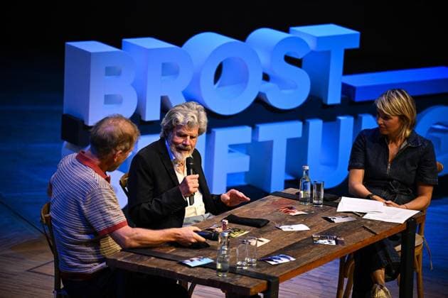 Reinhold Messner und Sönke Wortmann in der Philharmonie Essen ** NUR FÜR REDAKTIONELLE ZWECKE ** EDITORIAL USE ONLY **<p>Sönke Wortmann (l.) und Reinhold Messner im Rahmen der Gesprächsveranstaltung der Brost-Stiftung Kindheit mit Kanten - Wie Herkunft Neugier nährt in der Philharmonie Essen, am 08.07.2026 in Essen. Reinhold Messner und Sönke Wortmann sprechen über ihre Kindheit. Der Abend wurde von Sabine Heinrich moderiert. Deutschland NRW Essen Copyright: SocratesxTassos *** Reinhold Messner and Sönke Wortmann at the Philharmonie Essen ** FOR EDITORIAL USE ONLY ** EDITORIAL USE ONLY ** p Sönke Wortmann l and Reinhold Messner as part of the Brost Foundation’s discussion event Childhood with Edges: How Background Fuels Curiosity Copyright: SocratesxTassos doc86mtckre4p1e6njynst ,EDITORIAL USE ONLY