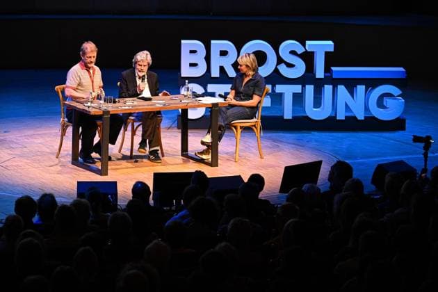 Reinhold Messner und Sönke Wortmann in der Philharmonie Essen ** NUR FÜR REDAKTIONELLE ZWECKE ** EDITORIAL USE ONLY **<p>Sönke Wortmann (l.) und Reinhold Messner im Rahmen der Gesprächsveranstaltung der Brost-Stiftung Kindheit mit Kanten - Wie Herkunft Neugier nährt in der Philharmonie Essen, am 08.07.2026 in Essen. Reinhold Messner und Sönke Wortmann sprechen über ihre Kindheit. Der Abend wurde von Sabine Heinrich moderiert. Deutschland NRW Essen Copyright: SocratesxTassos *** Reinhold Messner and Sönke Wortmann at the Philharmonie Essen ** FOR EDITORIAL USE ONLY ** EDITORIAL USE ONLY ** p Sönke Wortmann l and Reinhold Messner as part of the Brost Foundation’s discussion event Childhood with Edges: How Background Fuels Curiosity Copyright: SocratesxTassos doc86mtckvx805132gd1ntw ,EDITORIAL USE ONLY