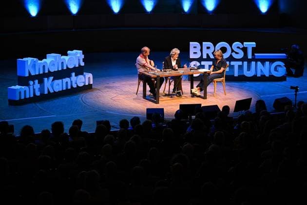 Reinhold Messner und Sönke Wortmann in der Philharmonie Essen ** NUR FÜR REDAKTIONELLE ZWECKE ** EDITORIAL USE ONLY **<p>Sönke Wortmann (l.) und Reinhold Messner im Rahmen der Gesprächsveranstaltung der Brost-Stiftung Kindheit mit Kanten - Wie Herkunft Neugier nährt in der Philharmonie Essen, am 08.07.2026 in Essen. Reinhold Messner und Sönke Wortmann sprechen über ihre Kindheit. Der Abend wurde von Sabine Heinrich moderiert. Deutschland NRW Essen Copyright: SocratesxTassos *** Reinhold Messner and Sönke Wortmann at the Philharmonie Essen ** FOR EDITORIAL USE ONLY ** EDITORIAL USE ONLY ** p Sönke Wortmann l and Reinhold Messner as part of the Brost Foundation’s discussion event Childhood with Edges: How Background Fuels Curiosity Copyright: SocratesxTassos doc86mtclowpj81hmtak1zfl ,EDITORIAL USE ONLY