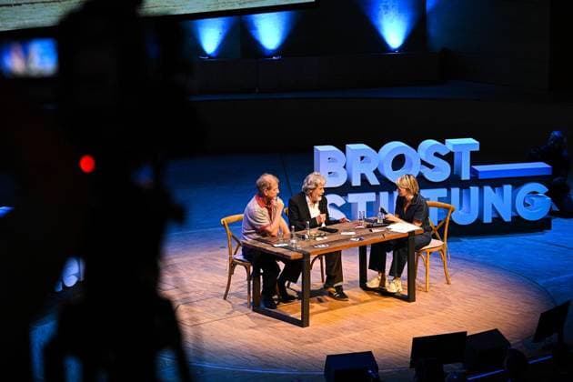 Reinhold Messner und Sönke Wortmann in der Philharmonie Essen ** NUR FÜR REDAKTIONELLE ZWECKE ** EDITORIAL USE ONLY **<p>Sönke Wortmann (l.) und Reinhold Messner im Rahmen der Gesprächsveranstaltung der Brost-Stiftung Kindheit mit Kanten - Wie Herkunft Neugier nährt in der Philharmonie Essen, am 08.07.2026 in Essen. Reinhold Messner und Sönke Wortmann sprechen über ihre Kindheit. Der Abend wurde von Sabine Heinrich moderiert. Deutschland NRW Essen Copyright: SocratesxTassos *** Reinhold Messner and Sönke Wortmann at the Philharmonie Essen ** FOR EDITORIAL USE ONLY ** EDITORIAL USE ONLY ** p Sönke Wortmann l and Reinhold Messner as part of the Brost Foundation’s discussion event Childhood with Edges: How Background Fuels Curiosity Copyright: SocratesxTassos doc86mtclx7cx4138w4ynuy ,EDITORIAL USE ONLY
