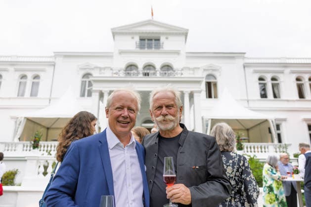 Jazz im Park der Villa Hammerschmidt - Bonn Unter den Gästen: Ex WDR Intendant Tom Buhrow (Lew Kopelew Forum) und Ex-Höhner Frontmann Henning Krautmacher- Bundespräsident Frank-Walter STEINMEIER beim Open-Air-Jazzkonzert im Park der Villa Hammerschmidt in Bonn. Die Villa Hammerschmidt ist die offizielle Bonner Residenz des Bundespräsidenten. Bonn Nordrhein-Westfalen Deutschland *** Jazz in the Park of Villa Hammerschmidt in Bonn. Among the guests were former WDR Director General Tom Buhrow, Lew Kopelew Forum, and former Höhner frontman Henning Krautmacher, along with Federal President Frank Walter STEINMEIER, at the open-air jazz concert in the park of Villa Hammerschmidt in Bonn. Villa Hammerschmidt is the official residence of the Fe Copyright: xMarcxJohnx