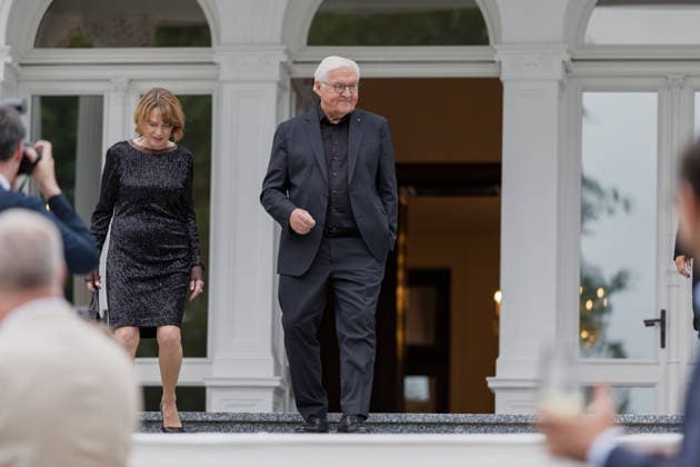 Jazz im Park der Villa Hammerschmidt - Bonn Bundespräsident Frank-Walter STEINMEIER beim Open-Air-Jazzkonzert im Park der Villa Hammerschmidt in Bonn. Die Villa Hammerschmidt ist die offizielle Bonner Residenz des Bundespräsidenten. Bonn Nordrhein-Westfalen Deutschland *** Jazz in the Park at Villa Hammerschmidt in Bonn Federal President Frank Walter STEINMEIER at the open-air jazz concert in the park at Villa Hammerschmidt in Bonn Villa Hammerschmidt is the Federal President’s official residence in Bonn Bonn North Rhine-Westphalia Germany Copyright: xMarcxJohnx