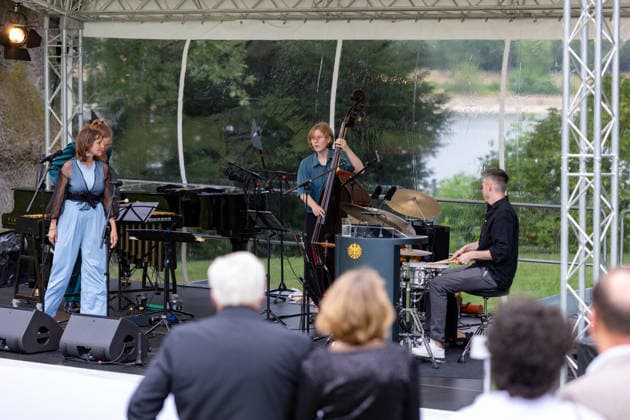 Jazz im Park der Villa Hammerschmidt - Bonn Auftritt Sara Decker (links) mit Ensemble - Bundespräsident Frank-Walter STEINMEIER beim Open-Air-Jazzkonzert im Park der Villa Hammerschmidt in Bonn. Die Villa Hammerschmidt ist die offizielle Bonner Residenz des Bundespräsidenten. Bonn Nordrhein-Westfalen Deutschland *** Jazz in the Park of Villa Hammerschmidt, Bonn: Sara Decker (left) performs with her ensemble; Federal President Frank Walter STEINMEIER attends the open-air jazz concert in the park of Villa Hammerschmidt in Bonn. Villa Hammerschmidt is the Federal President’s official residence in Bonn, North Rhine-Westphalia, Germany Copyright: xMarcxJohnx