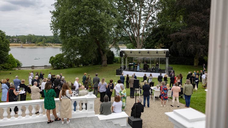 Jazz im Park der Villa Hammerschmidt - Bonn Bundespräsident Frank-Walter STEINMEIER hält beim Open-Air-Jazzkonzert Jazz im Park im Park der Villa Hammerschmidt in Bonn eine Ansprache. Auf der Bühne das Sara Decker mit Ensemble. Die Villa Hammerschmidt ist die offizielle Bonner Residenz des Bundespräsidenten. Bonn Nordrhein-Westfalen Deutschland *** Jazz in the Park at Villa Hammerschmidt, Bonn: Federal President Frank Walter STEINMEIER delivers a speech at the open-air jazz concert Jazz in the Park in the park of Villa Hammerschmidt in Bonn. On stage: Sara Decker and her ensemble. Villa Hammerschmidt is the Federal President’s official residence in Bonn. Bonn, North Rhine-Westphalia Germany Copyright: xMarcxJohnx