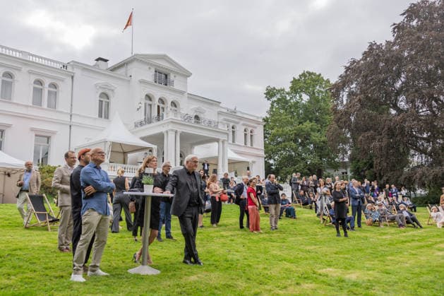 Jazz im Park der Villa Hammerschmidt - Bonn Bundespräsident Frank-Walter STEINMEIER hält beim Open-Air-Jazzkonzert Jazz im Park im Park der Villa Hammerschmidt in Bonn eine Ansprache. Die Villa Hammerschmidt ist die offizielle Bonner Residenz des Bundespräsidenten. Bonn Nordrhein-Westfalen Deutschland *** Jazz in the Park at Villa Hammerschmidt, Bonn: Federal President Frank Walter STEINMEIER delivers a speech at the open-air jazz concert Jazz in the Park in the park of Villa Hammerschmidt in Bonn. Villa Hammerschmidt is the Federal President’s official residence in Bonn, North Rhine-Westphalia, Germany Copyright: xMarcxJohnx