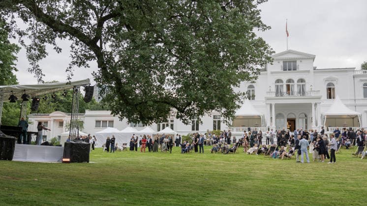 Jazz im Park der Villa Hammerschmidt - Bonn Auftritt Sara Decker mit Ensemble - Bundespräsident Frank-Walter STEINMEIER beim Open-Air-Jazzkonzert im Park der Villa Hammerschmidt in Bonn. Die Villa Hammerschmidt ist die offizielle Bonner Residenz des Bundespräsidenten. Bonn Nordrhein-Westfalen Deutschland *** Jazz in the Park of Villa Hammerschmidt, Bonn: Performance by Sara Decker and her ensemble; Federal President Frank Walter STEINMEIER at the open-air jazz concert in the park of Villa Hammerschmidt in Bonn. Villa Hammerschmidt is the Federal President’s official residence in Bonn. Bonn, North Rhine-Westphalia, Germany Copyright: xMarcxJohnx