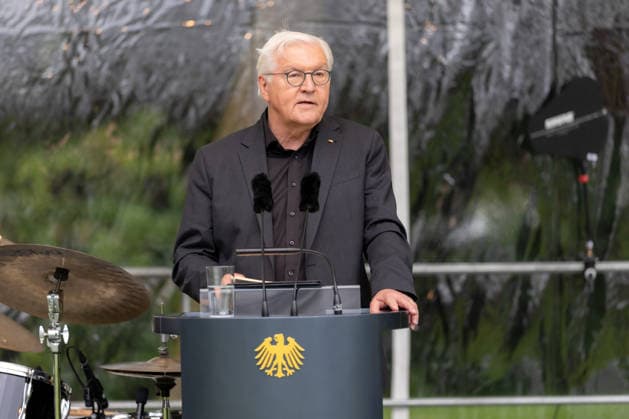 Jazz im Park der Villa Hammerschmidt - Bonn Bundespräsident Frank-Walter STEINMEIER hält beim Open-Air-Jazzkonzert Jazz im Park im Park der Villa Hammerschmidt in Bonn eine Ansprache. Auf der Bühne das Sara Decker mit Ensemble. Die Villa Hammerschmidt ist die offizielle Bonner Residenz des Bundespräsidenten. Bonn Nordrhein-Westfalen Deutschland *** Jazz in the Park at Villa Hammerschmidt, Bonn: Federal President Frank Walter STEINMEIER delivers a speech at the open-air jazz concert Jazz in the Park in the park of Villa Hammerschmidt in Bonn. On stage: Sara Decker and her ensemble. Villa Hammerschmidt is the Federal President’s official residence in Bonn. Bonn, North Rhine-Westphalia Germany Copyright: xMarcxJohnx