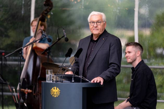 Jazz im Park der Villa Hammerschmidt - Bonn Bundespräsident Frank-Walter STEINMEIER hält beim Open-Air-Jazzkonzert Jazz im Park im Park der Villa Hammerschmidt in Bonn eine Ansprache. Auf der Bühne das Sara Decker mit Ensemble. Die Villa Hammerschmidt ist die offizielle Bonner Residenz des Bundespräsidenten. Bonn Nordrhein-Westfalen Deutschland *** Jazz in the Park at Villa Hammerschmidt, Bonn: Federal President Frank Walter STEINMEIER delivers a speech at the open-air jazz concert Jazz in the Park in the park of Villa Hammerschmidt in Bonn. On stage: Sara Decker and her ensemble. Villa Hammerschmidt is the Federal President’s official residence in Bonn. Bonn, North Rhine-Westphalia Germany Copyright: xMarcxJohnx