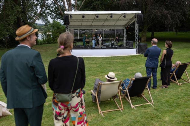 Jazz im Park der Villa Hammerschmidt - Bonn Auftritt Sara Decker mit Ensemble - Bundespräsident Frank-Walter STEINMEIER beim Open-Air-Jazzkonzert im Park der Villa Hammerschmidt in Bonn. Die Villa Hammerschmidt ist die offizielle Bonner Residenz des Bundespräsidenten. Bonn Nordrhein-Westfalen Deutschland *** Jazz in the Park of Villa Hammerschmidt, Bonn: Performance by Sara Decker and her ensemble; Federal President Frank Walter STEINMEIER at the open-air jazz concert in the park of Villa Hammerschmidt in Bonn. Villa Hammerschmidt is the Federal President’s official residence in Bonn, North Rhine-Westphalia, Germany Copyright: xMarcxJohnx