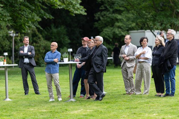 Jazz im Park der Villa Hammerschmidt - Bonn Auftritt Sara Decker mit Ensemble - Bundespräsident Frank-Walter STEINMEIER beim Open-Air-Jazzkonzert im Park der Villa Hammerschmidt in Bonn. Die Villa Hammerschmidt ist die offizielle Bonner Residenz des Bundespräsidenten. Bonn Nordrhein-Westfalen Deutschland *** Jazz in the Park of Villa Hammerschmidt, Bonn: Performance by Sara Decker and her ensemble; Federal President Frank Walter STEINMEIER at the open-air jazz concert in the park of Villa Hammerschmidt in Bonn. Villa Hammerschmidt is the Federal President’s official residence in Bonn, North Rhine-Westphalia, Germany Copyright: xMarcxJohnx