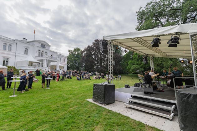 Jazz im Park der Villa Hammerschmidt - Bonn Auftritt Sara Decker mit Ensemble - Bundespräsident Frank-Walter STEINMEIER beim Open-Air-Jazzkonzert im Park der Villa Hammerschmidt in Bonn. Die Villa Hammerschmidt ist die offizielle Bonner Residenz des Bundespräsidenten. Bonn Nordrhein-Westfalen Deutschland *** Jazz in the Park of Villa Hammerschmidt, Bonn: Performance by Sara Decker and her ensemble; Federal President Frank Walter STEINMEIER at the open-air jazz concert in the park of Villa Hammerschmidt in Bonn. Villa Hammerschmidt is the Federal President’s official residence in Bonn, North Rhine-Westphalia, Germany Copyright: xMarcxJohnx