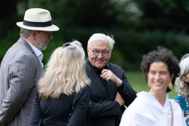 Jazz im Park der Villa Hammerschmidt - Bonn Bundespräsident Frank-Walter STEINMEIER beim Open-Air-Jazzkonzert im Park der Villa Hammerschmidt in Bonn. Die Villa Hammerschmidt ist die offizielle Bonner Residenz des Bundespräsidenten. Bonn Nordrhein-Westfalen Deutschland *** Jazz in the Park at Villa Hammerschmidt in Bonn Federal President Frank Walter STEINMEIER at the open-air jazz concert in the park at Villa Hammerschmidt in Bonn Villa Hammerschmidt is the Federal President’s official residence in Bonn Bonn North Rhine-Westphalia Germany Copyright: xMarcxJohnx
